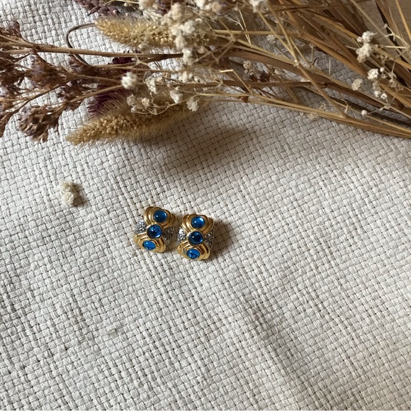 Vintage Goldtone Royal Blue Rhinestones Clip-On Earrings - Picture 2 of 4